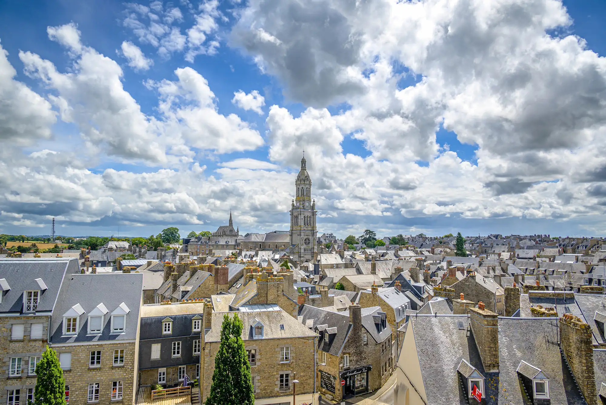 De daken van Avranches in Normandië