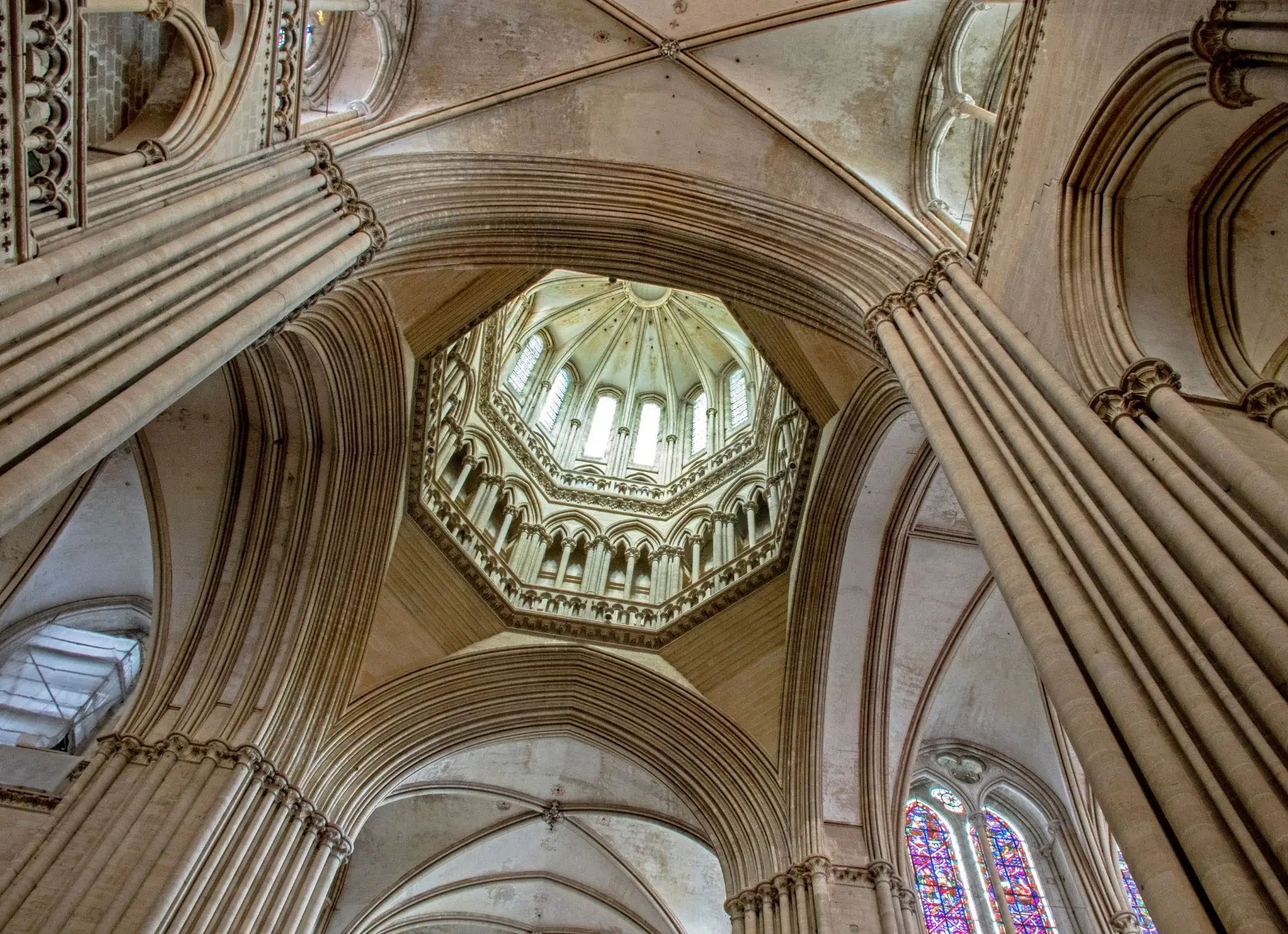 Dak van de kathedraal Notre Dame de Coutances